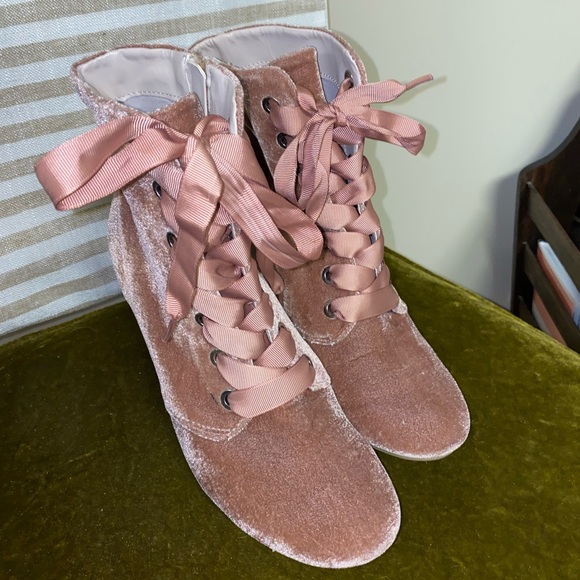 NWOT Kenneth Cole Suede Booties - Picture 2 of 3